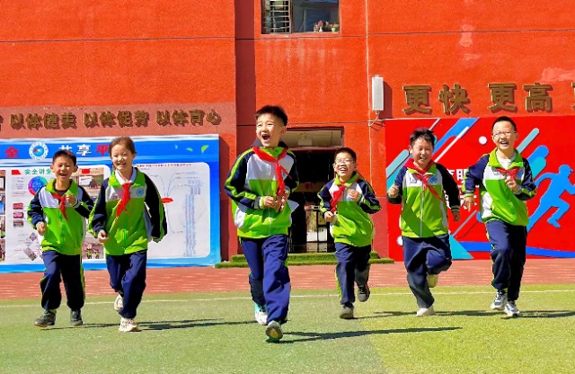 體育比賽內(nèi)蒙古鄂爾多斯東勝區(qū)鐵路黌舍：校園“小空間” 體育“大舞臺(tái)”(圖1)