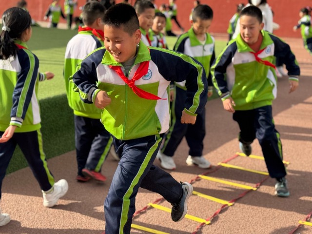 體育比賽內(nèi)蒙古鄂爾多斯東勝區(qū)鐵路黌舍：校園“小空間” 體育“大舞臺(tái)”(圖2)